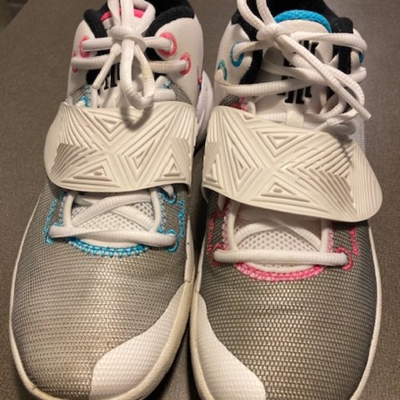 Men's Size 7 White Kyrie Flytrap Niki Zoom Basketball Shoes - Picture 1 of 5